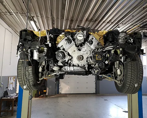 Auto na zdviháku počas opravy